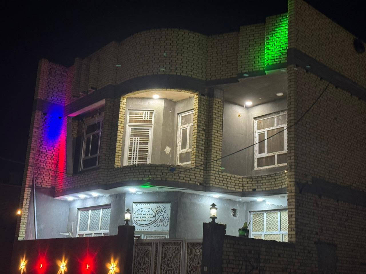 ٢٠٠ متر للبيع بالفداء شارع أبو لبنان مطلوب إسكان ٤٠ مليون  طابقين ٦ غرف واستقبال باقي التفاصيل الاتصال على الرقم ***********
السعر ٢٦٠ وبيه مجال
