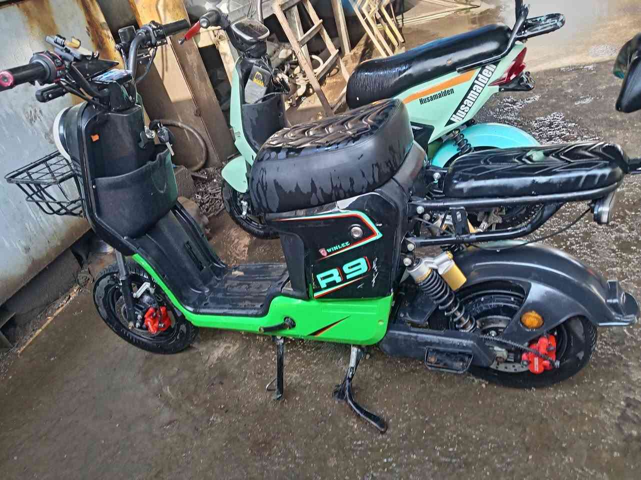 دراجتين للبيع ار ٩ نضيفه وشغاله السعر 375   مكان بغداد وره سيطرة الشعب القديمه الثانيه يراد الها بطاريات ٤  ***********
