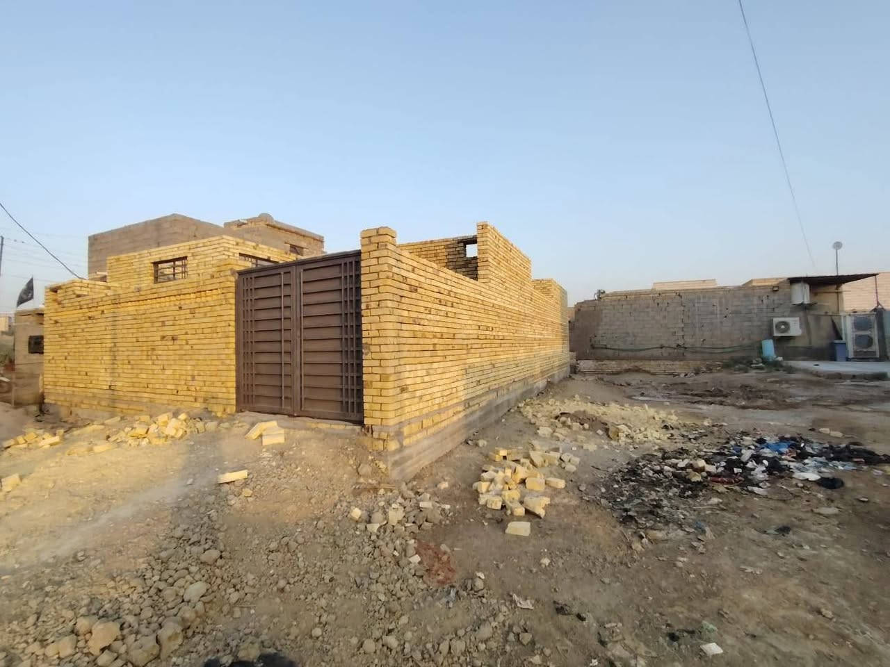 سلام عليكم   هيكل  البيع طابوك  بتلو كونكريت صب بيت 

مساحه 160متر  يحتوي على غرفتين اوصاله اومطبخ حمام 

داخلي صحيات خارجيه ستقبال طارمه جبيره  شارع 15متر 

يبعد عن تبليط 50متر كافت الخدمات بلباب ماي مجاري كهرباء 

سعر 55اوبي مجال  موقع حلو سديناويه قرب مدرسة صفي الدين 

رقم الهاتف لاستفسار       ***********
