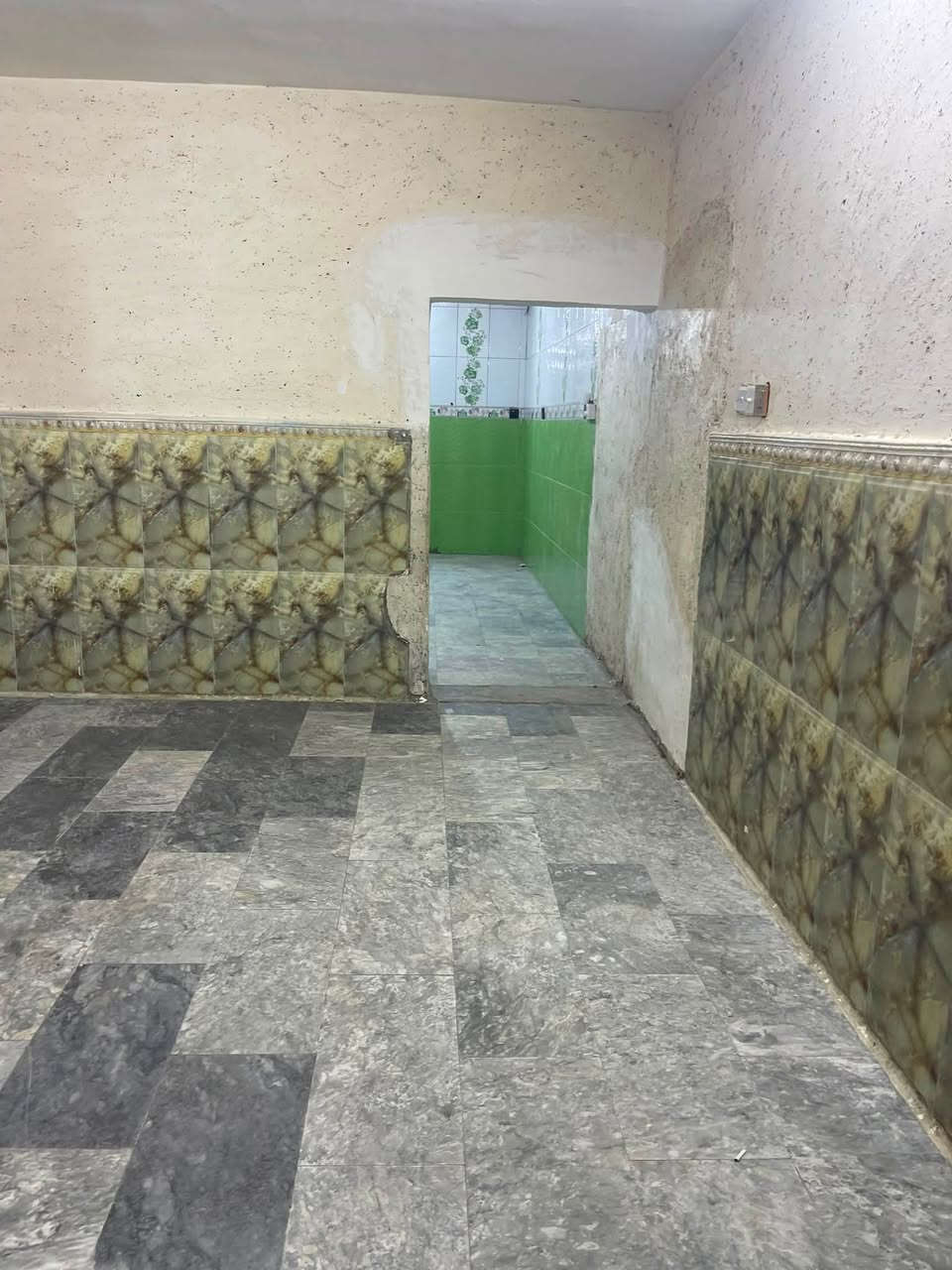 دار ايجار مساحتة 100 متريحتوي (كراج/استقبال/مطباخ/غرفة نوم) الطابق دراج معزول خارجي (سطح غرفتين نوم) سعرة (550) موقع نهايت حى اور خلف جامع امام الحسين (ع)اتصال (***********/***********)مرجعت مكتب ابوخالد الكلابي
مكتب الحاج أبوخالد الكلابي للعقار@
