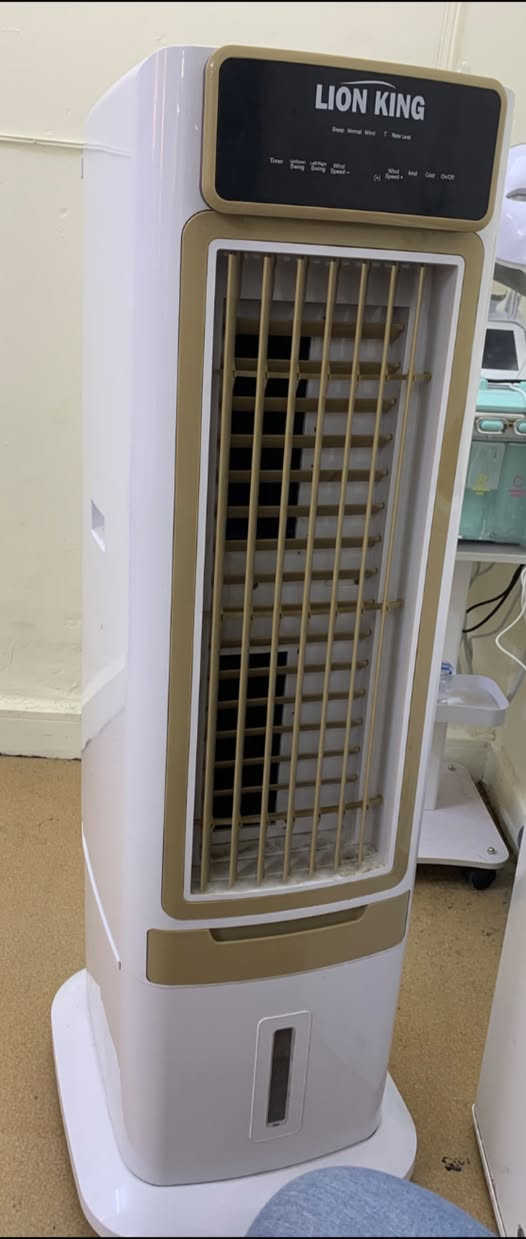 مبردة هواء (Air Cooler) صحراوية/تبخيرية من شركة LION KING،
* تبريد بالماء عن طريق التبخير 💧
* مروحة قوية
* خزان ماء بالأسفل
* تحكم إلكتروني بالسرعة والتبريد
* مناسبة للمحل أو المكان المفتوح نسبيًا، وتفيد أكثر إذا الجو جاف 
السعر :200,000 الف وبيها مجال للشراي
***********
