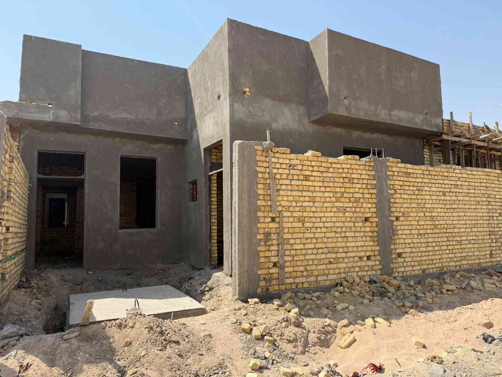 للبيع 
دار سكن مجمع الرياض 
المساحة 200 متر قيد التشطيب 
غرفتين وصالة وبراني ومطبخ وصحيات داخلية وخارجية 

المجمع مسكون وكامل من المجاري والماء والكهرباء والعمل جاري على اكمال الشوارع والأرصفة 

السعر/  19 بيد صاحب العقار مع المجال 
مطلوب 125 للمصرف بتسديد شهري 650 + 16 للشركة تدفع على شكل دفعات كل شهرين او 3 مليون 

لمعرفة باقي التفاصيل زيارة 
مكتب عقارات المختار حي الحكم شارع صيدلية زمزم قرب حسينية السيدة زينب عليها السلام
 او الاتصال على ***********
 يوجد واتساب
