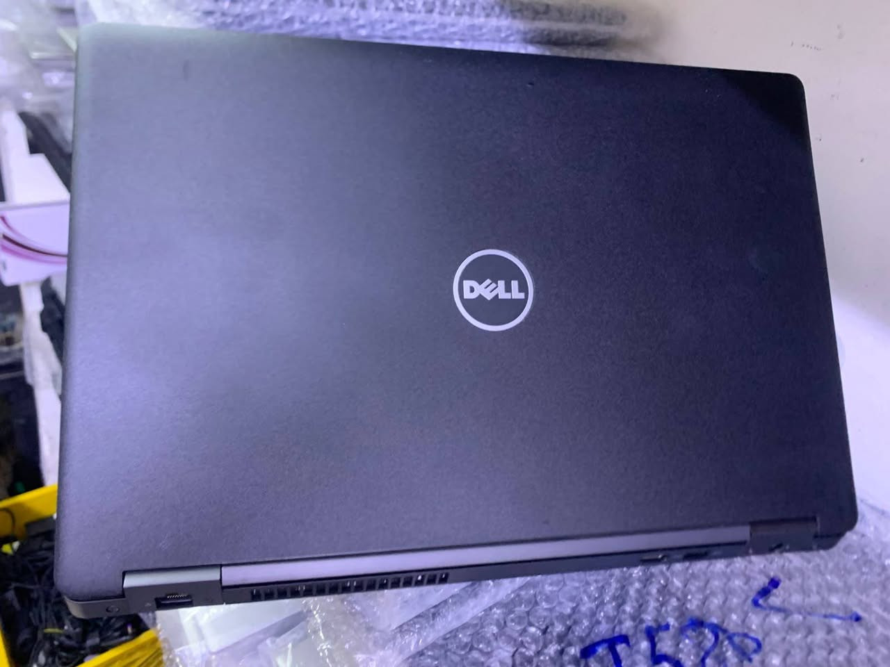 💻 Dell 5570
🔥 المواصفات: 
🔹 المعالج: Intel Core i5 الجيل السادس (6th Gen)
🔹 الرام: 8GB DDR4
🔹 التخزين: 256GB SSD
🔹 كرت الشاشة: Intel HD Graphics (مدمج)
🔹 الشاشة: 15.6 إنج
🔹 يدعم Wi-Fi وBluetooth وكاميرا مدمجة

⚡ الأداء: جهاز عملي ومناسب للدراسة والعمل اليومي، يوفر أداءً جيدًا لتشغيل برامج الأوفيس، التصفح، المحاضرات الأونلاين، وإدارة الأعمال المكتبية. يتميز بشاشة كبيرة مريحة للاستخدام اليومي وهيكل متين من سلسلة Dell Latitude.

✅ مناسب للطلاب والموظفين
✅ سرعة جيدة بفضل SSD
✅ شاشة 15.6 إنج مريحة للعمل والدراسة
✅ يدعم Windows 10 وWindows 11
✅ قابل لترقية الرام والتخزين

🔸 ملاحظة: الجهاز مستعمل (باله) بحالة جيدة، مفحوص وجاهز للاستخدام.

📞 للاستفسار والحجز: ***********
#Dell
#Dell5570
#باله
#لابتوب_مستعمل
#حاسبات
#لابتوبات
#بغداد
#عروض_حاسبات
