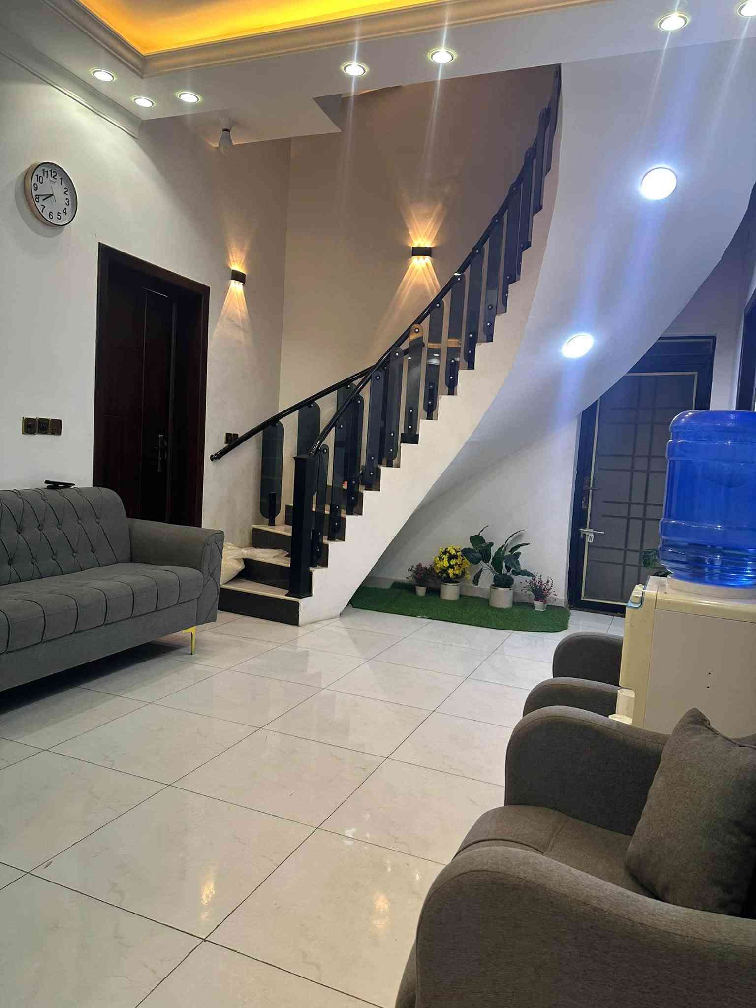 السلام عليكم  بيت طابقين مساحة 150 واجهيه 13 نزال 11 البيت يحتوي على 4 غرف نوم و 4 حمامات الغرف 2 جوه 2 طابق ثاني  الغرف الفوك نضام سويت على مساحة البيت وبداخل مجمع صحيات متكامل  وايضاً اكو مساحة فوك ترهم بين الغرفتين  يرهم غرفه يرهم هول العنوان حله طهمازية عامود 80 
الاستفسار:***********
ملاحظة الستقبال والهول والغرف الفوك السقوف ديكورات
