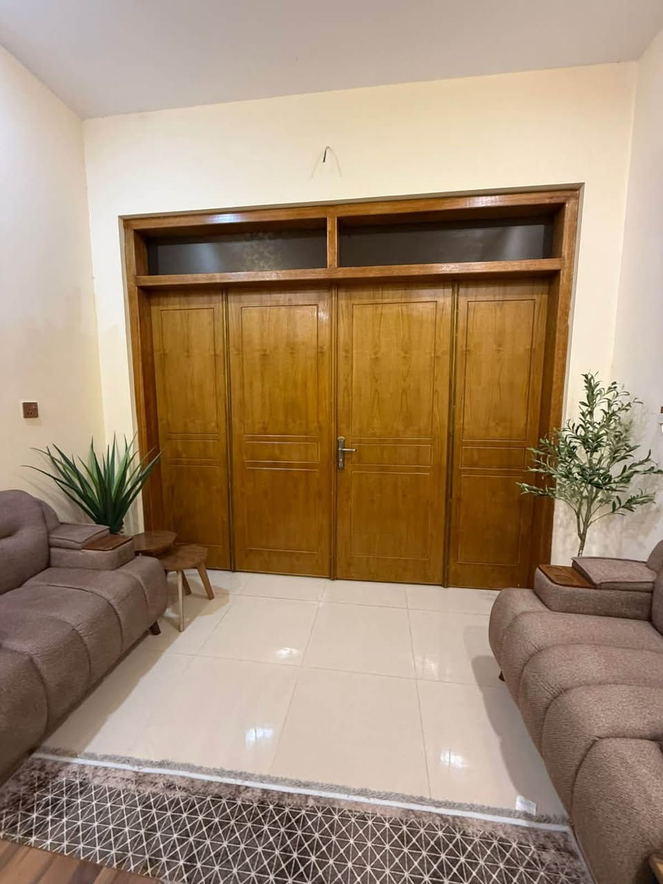 #دار_للــبـيــع 🏠 ام الخيل الرابعة مطلوب اسكان 46 مليون ​📣 دار للبيع (طابو صرف)
​المواصفات الأساسية:
​المساحة: 150متر مربع.
​عدد الطوابق: طابقين (بناء كونكريت مسلح).🏗️ 
​التفاصيل والتقسيم الداخلي:
الواجهة ٧ ونص  النزال 20 ↔️ 
​الطابق الأول:
​
​غرفة استقبال كبيرة.
​صالة + مطبخ.  ♨️ 
​غرف نوم (عدد 2).
​مناور.
​مجموعات صحية (داخلية وخارجية).🛁 
​الطابق الثاني:
​صالة واسعة.
​مع حمام
——————————————-
#متابعة_الصفحة
#نستقبل_جميع_عروضكم
———————————————————
🔺#للاستفسار الاتصال ع الارقام
 حسن *********** 📲  
واتساب *********** 📲  
 ارشد ***********📲 
—————————————————————
او زيارة مكتبنا متواجدين 3 الظهر إلى 8 مساء 
🔺مكتب دره المشرق للاستثمار والتطوير العقاري 
🔺العنوان:-حي الجزائر الشارع العام قرب مأكولات تشرين
ومجاور شركة زاد اهل الخير للسفر والسياحة
