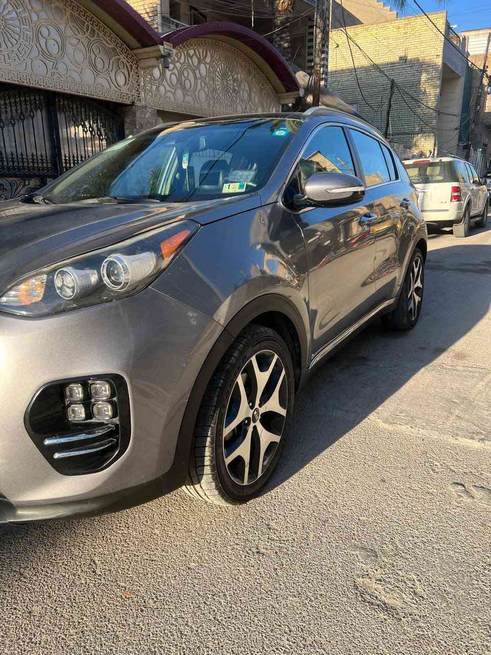 سلام عليكم 
كيا سبورتج وارد امريكي

موديل 2017 SX TGDi  اعلى فئه بالسبورتج

حادثه  سطحي صور ضرر موجود ورقم شاصي 

ماشية ٩٧ الف ميل

محرك تيربو ٢٠٠٠

مواصفاته 

١- كشنات تدفأه تبريد 
٢- استيرآ تدفأه 
٣- كامره دواره مع حساسات 
٤- شاشه كبيره 
٥- تحكمات مع شفتات ستير آ
٦- ليتات زنون مع  دوران الاستيرآ
 ٧-جنطه كهرباء 
٨- إشاره ترحيب 
٩- تدعم ٣ انظمه صرف وقود 
١٠- تشغيل بصمه مع بيبان مع جنطه 
١١- تبريد قطعتين 
١٢- بنوراما
مكان السيارة  بغداد جميله
***********
السعر ١٣٧ومجال
