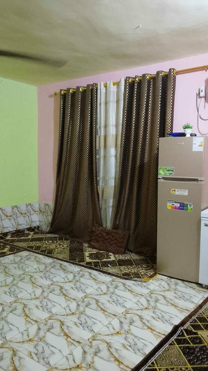 ♦️♦️بيت خلف مدرسه اليمن اول شارع على ايدك اليمنى بفرع سعد الحلاق
♦️♦️مساحه ٢٠٠

♦️♦️البيت عكاده ومرمم

♦️♦️غرفتين وصاله ومطبخ وصحيات واستقبال

♦️♦️البيت مؤجر حاليا ومناسب جدا 

الاتصال على الرقم ***********
