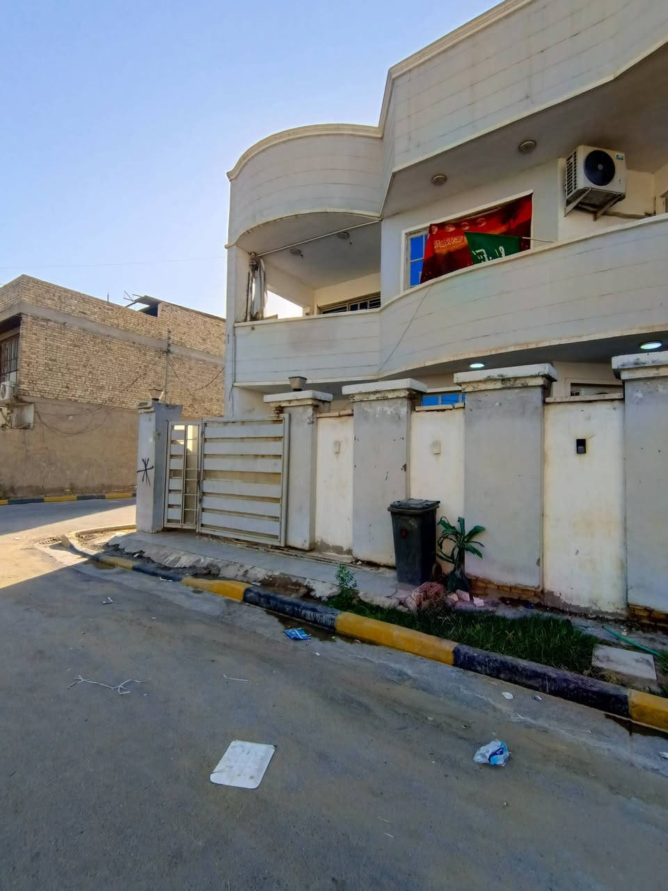 السلام عليكم توفر عندي بيت ركن  للبيع زراعي سند 25 مساحة البيت 150متر طابقين جبهه 15/ نزال---10 المنطقه كامله كل الخدمات مي مجاري كهرباء تبليط موقع البيت البلديات الضباط خلف الصحفيين قرب مدرسة ابن خلدون الاعداديه منطقه حي الامير للاستفسار اكثر *********** السعر خاص الرد واتساب ماسنجر أو الاتصال.     حسن للعقار
