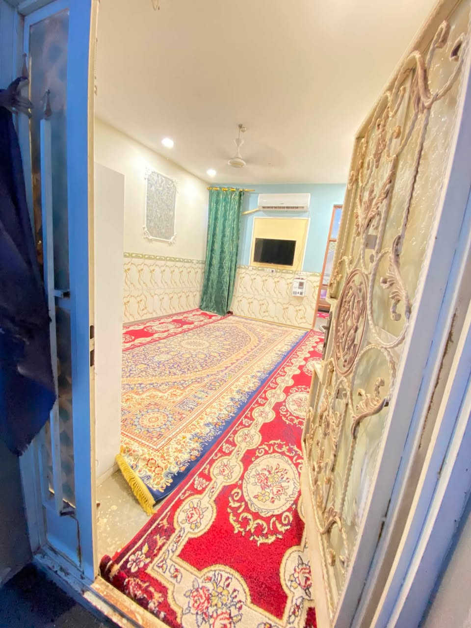 بيت للبيع - جسر ديالى قرب جامع طه
المواصفات:

المساحة: 200 متر مربع  

الواجهة: 10 متر  

النزال: 20 متر  

التقسيم: غرفتين نوم + صالة + مطبخ + استقبال  

الخدمات المتوفرة:

ماء ✅ 

مجاري ✅

تبليط ✅ 

كهرباء ✅

العنوان: جسر ديالى - جامع طه  

السعر: 80 وبي مجال 

للاستفسار: ***********
