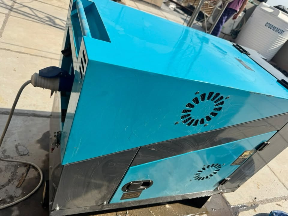 سلام عليكم
مولد توبور 5kv تنطي ٢٠ امبير نظيفه ومستخدمه قليل 
باتري جديد قبل سبوعين شديته 
مكانها بالبصرة 

السعر ٨٥٠ وبيها مجال للشراي

***********
