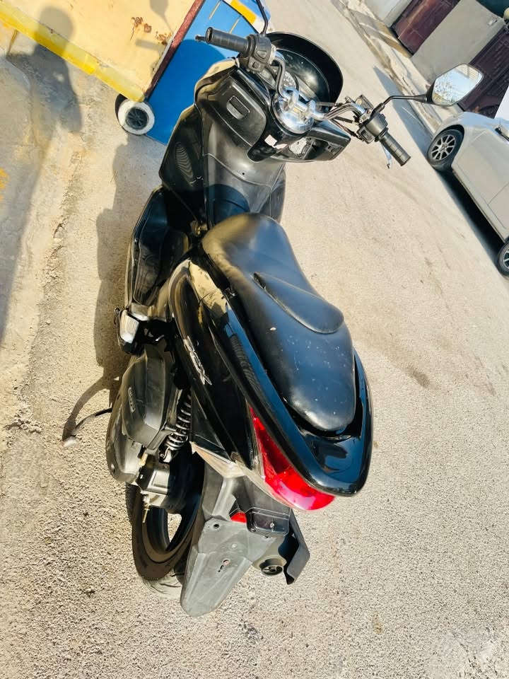 السلام عليكم للبيع دراجه pcx ياباني  اصلي دراجة
مال جناي
 دراجه كامله أستان كهربائي حساس ازدحام ٢ كفرات اصليه 
الدراجه مكينه مكفوله  برغي ممفتوح بيهه شلعا معدل خير من اللّٰه تكول جديده واحلا من الصور 
الدراجه فقط يحتاجلها ترتيبات بسيطه كلش 
السعر مليون و300 وبيها مجال  
اي استفسار ***********
