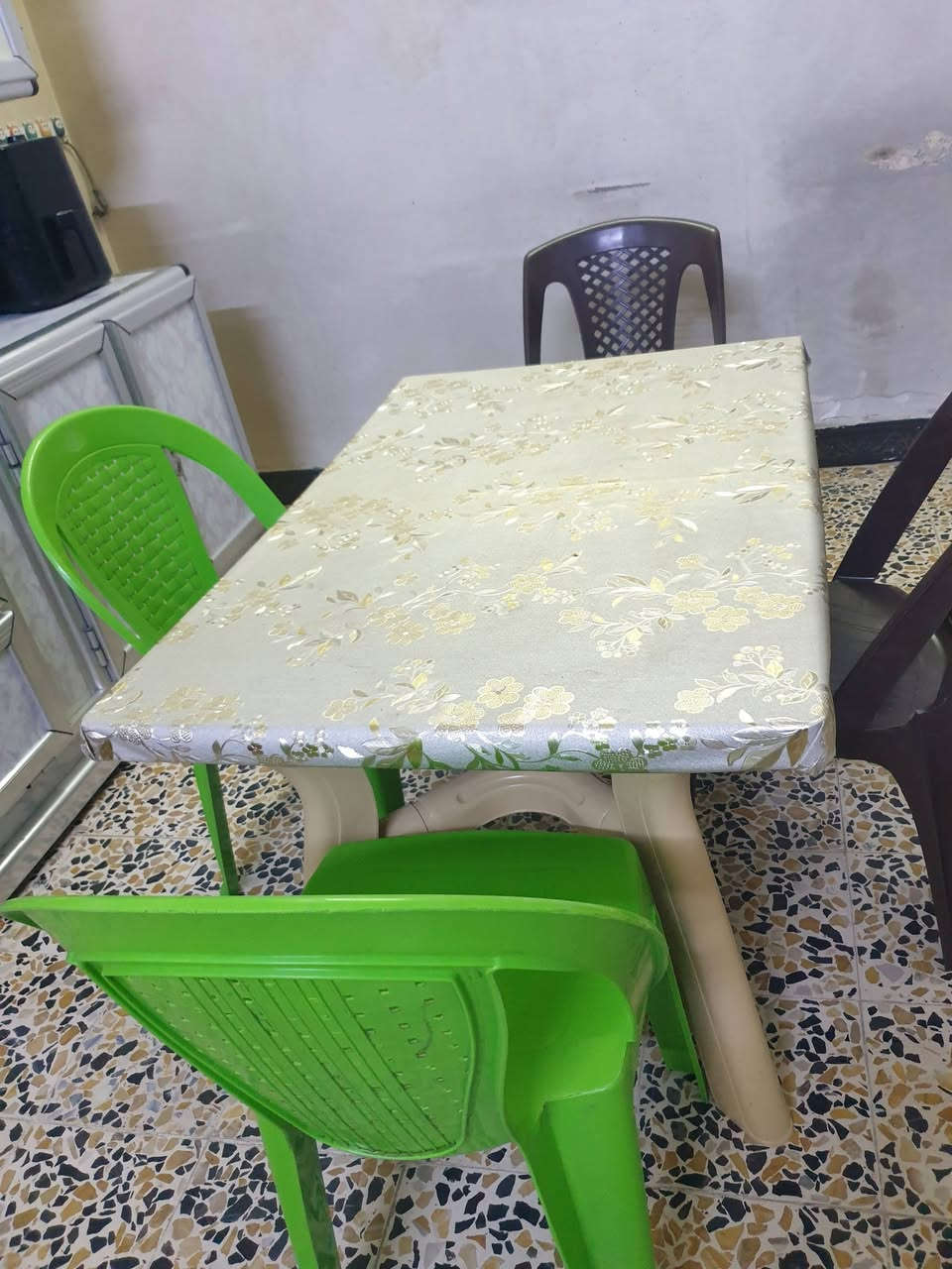 بسم الله الرحمن الرحيم ميز طعام جديد غير مستعمل  مع ٤ كراسي جديده  السعر ٥٠٠٠٠ دينار سعر الجمله الاتصال على الرقم *********** ابو محمد مع التقدير
