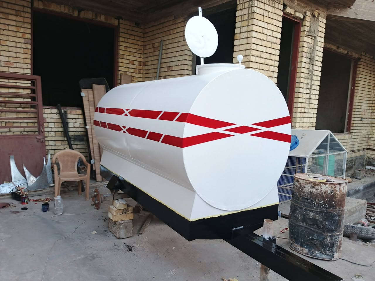 مقطورة (3000) لتر  بليت (3ملم) مغلون   شاصي  جنل (8ملم) شغل درجه اولى جهازين لشغل كافت انواع المقاطير العنوان بغداد المحموديه حي السلام (***********) (***********)
