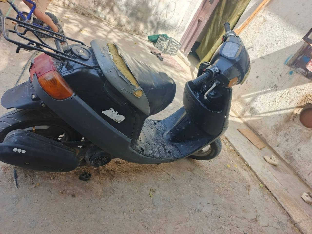 دراجه بطه موديل 2003 جوه ايدي كهربائيات شغاله بس الاشاره الخلفيه اليمنه ماابيها كلوب بك لايت يشتغل سلف هندر شرط النكره دراجه مثل الورد عندي ما تطفه شاصي كفاله وبركبتي مكينه ناعمه مثل الخرسه وبيها قفل للجنطه وقفل للسكان وجيك البانزين مرات يشتغل ومرات لا السعر 200 وبيها مجال قليل 
رقم الهاتف 788 318 1951
