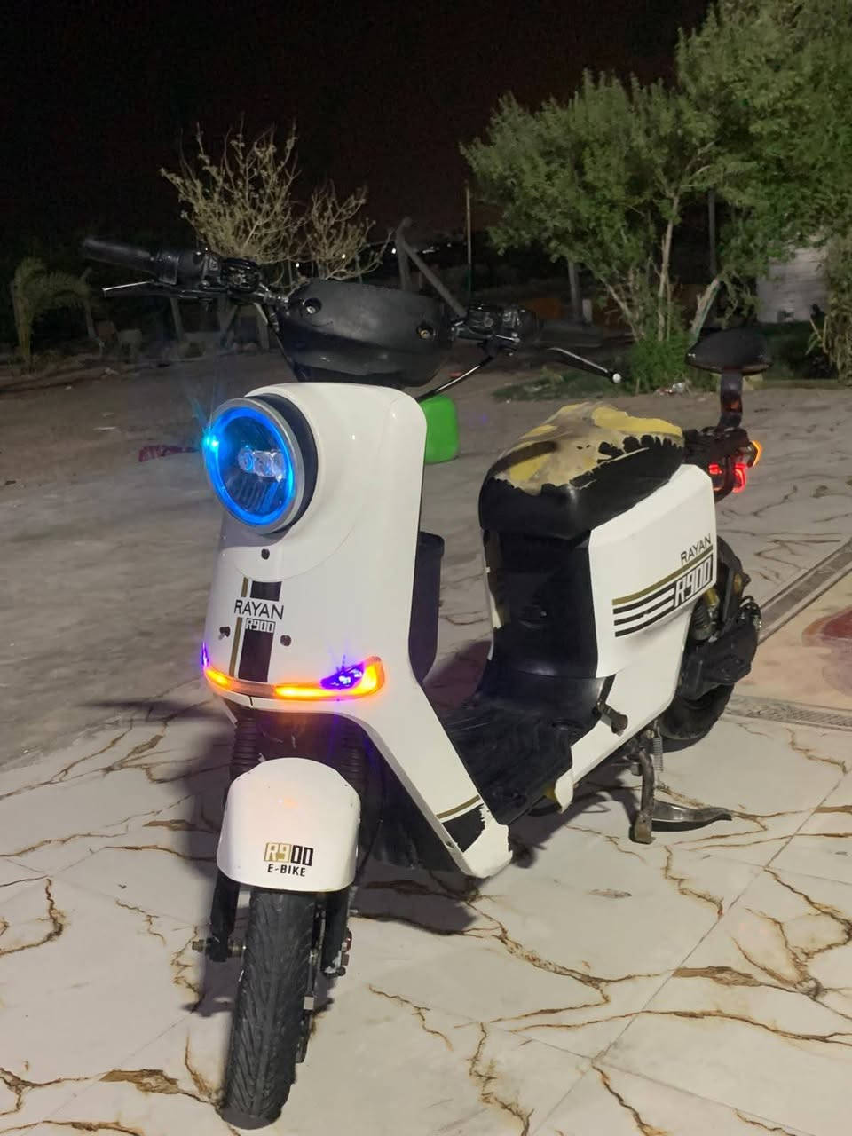 سلام عليكم دراجه شحن للبيع R900 مكفوله من كلشي كهربائيات كله شغاله توني شاد بطاريات جدد سعره 400وبيها مجال العنوان البصرة الزبير رقم ***********

