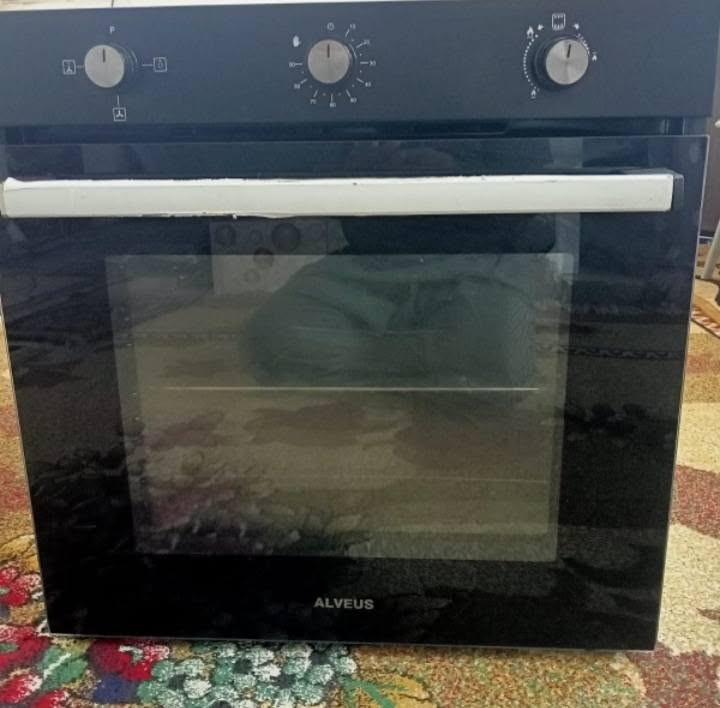 فرن غازي داخل كونتر بس كلوب ومروحه كهرباء جديد مستعمل قليل شرط نضيف وشغل للبيع سعر ٢٠٠ بي مجال الي شراي يخابر ***********
