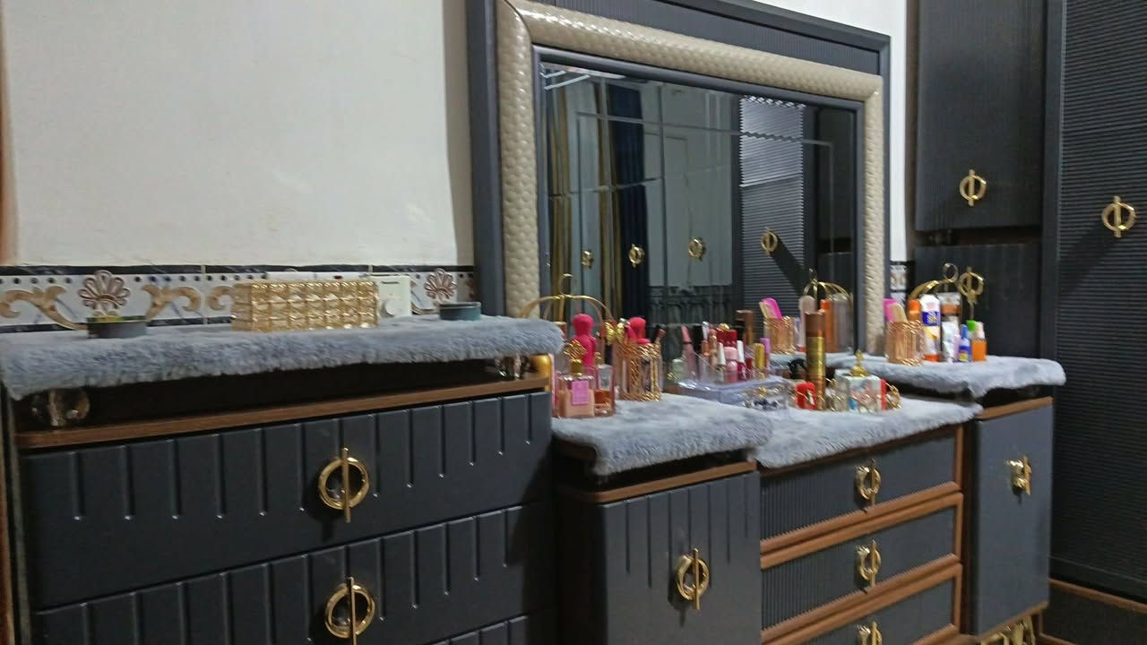 سلام عليكم متوفر غرفه تركيه الثقيل تتكون من ٩ قطع لون رصاصي مطعم بيجي شي فخم
تواصل وتساب ***********
