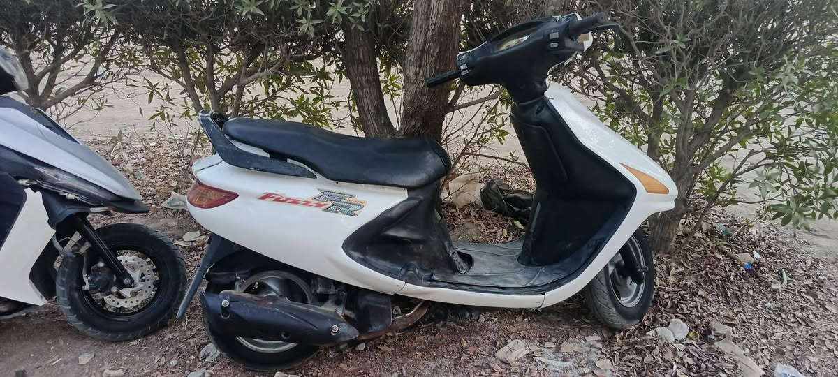 سلام عليكم من رخصت الادمن دراجه فراشه نثيه نضيفه محرك ناعم معدل حلو كهربائية شلع شغاله نقصها باتري بس اكفلك سلف شغال عل فحص سلفها شغال دراجه نضيفه ونصبتها حلوه قفل جنطه ستاند صفح وثنائي كاملات لايت اماي عالي ناصي بك لايت شغال للبيع او مراوس شعدك نزل حسب القناعه السعر 400وبيه مجال مكاني حله مركز ***********
