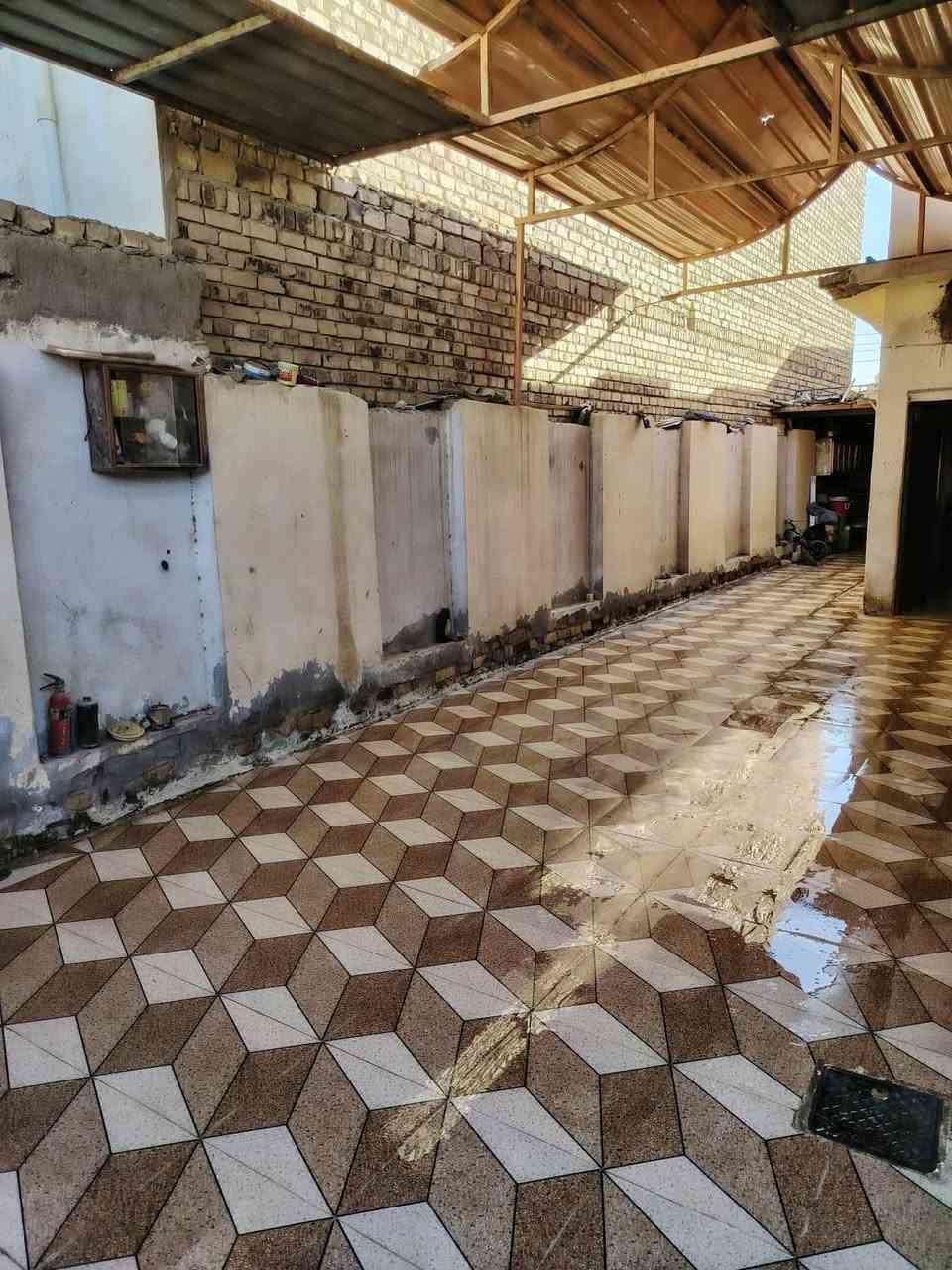 عندي بيتي
اريد ابيعه استقبال 
 ٧ونص م هول
٢ غرف نوم
حمام داخلي وخارجي مطبخ 
مساحته٢٨٠ م موقع مقابل التسجيل العقاري
شارع المحامي احمد الحميداوي
بيت كامل
عالي عن الشارع
ت ***********
