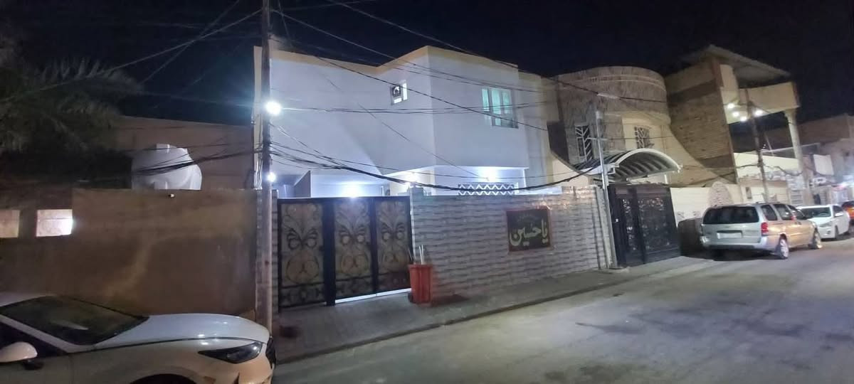 بيت للبيع ٢٠٠ متر حي السلام سايدين مجمع العين قريب على السايدين يحتوي على ثلاث غرف صاله استقبال صحيات داخليه وخارجيه وبالاضافه الى شقه معزوله طابق ثاني الشقه غرفتين وصاله ومطبخ مفتوح على الصاله وصحيات البيت ينسكن بناء ٢٠٠٨ السعر ٣٧٠ مليون وبي مجال  *********** رقمي الخاص وبي واتساب
