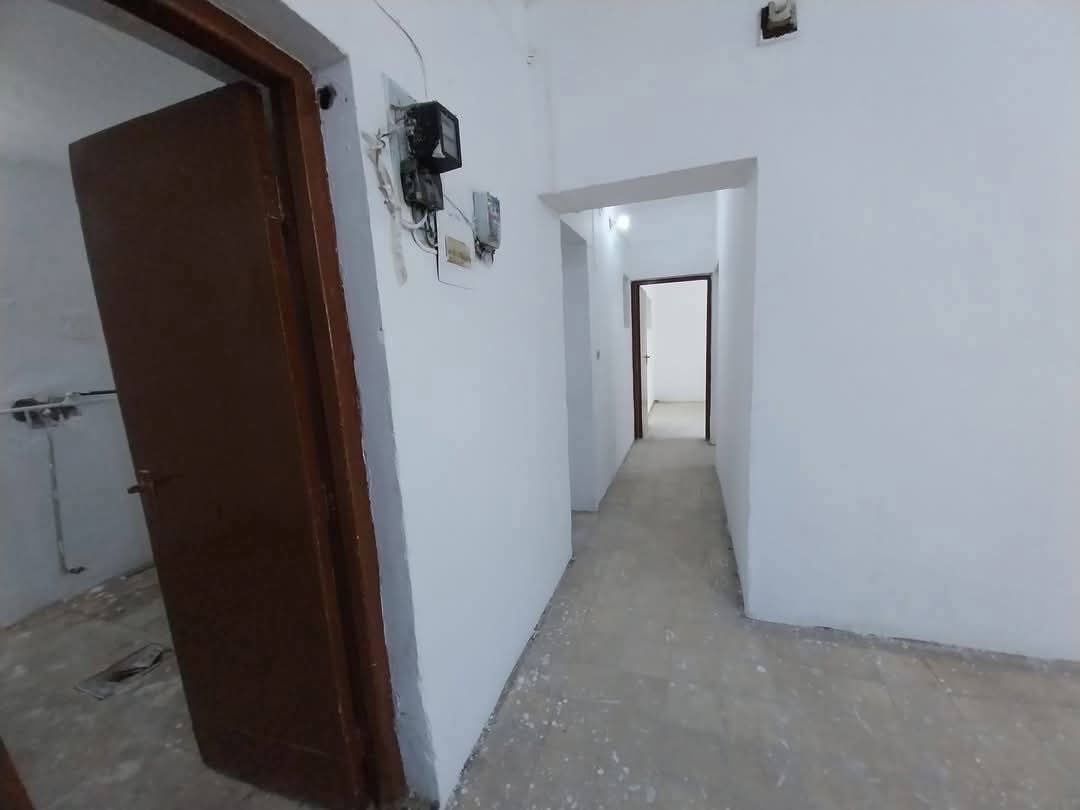 شقة ارضيه للايجار .. 
غرفه وهول وصاله ومطبخ وصحيات وطرمه باب معزول ركن نظيفه منطقة العمارات السكنيه قرب  التارتان مقابل منطقة دور العمال  خلف دائرة  الدفاع المدني ..
 للاستفسار اتصل بالرقم ***********