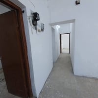 شقة ارضيه للايجار ..  غرفه وهول وصاله ومطبخ وصحيات وطرمه باب معزول ركن...