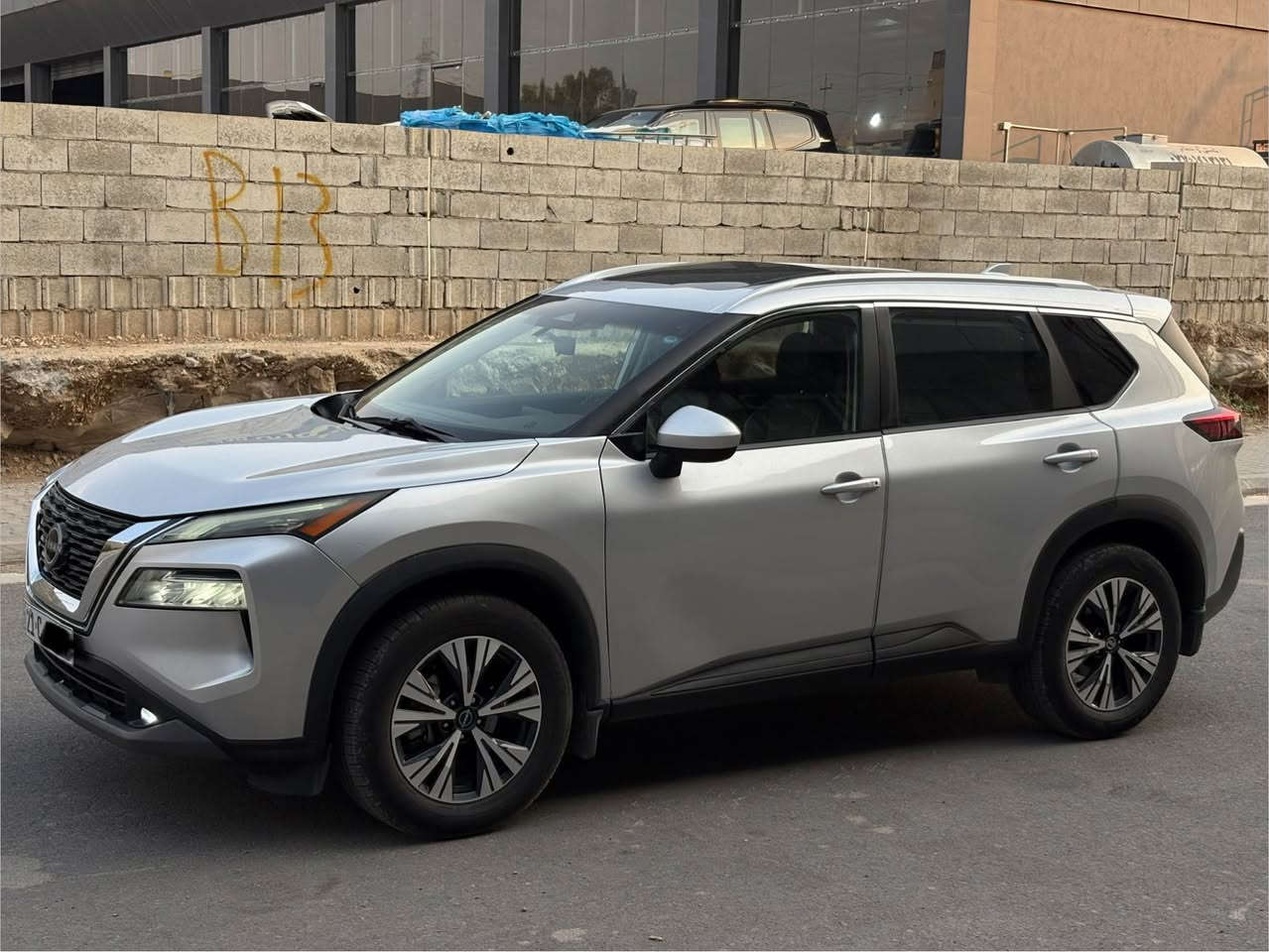 نيسان روج 2023 
فول مواصفات SV PLUS : عداد المسافه 44,000 ميل ماشيه

السياره فقط جاملغ والباب جهة السايق صبغ 
و بيها شبر تعديل PDR بكصة القماره 
بجم امامي وخلفي كبس السياره ماشاءالله
كلش جديده و نظيفة كل كشرها بشرط 
دينار واحد متصرف عليها جاهزه من كلشي 
كير و محرك و كهربائيات وحجر بشرط 
رقم سليمانيه باسمنا تحويل و غرامه بشرط 

واتساب : *********** السليمانية, العراق
