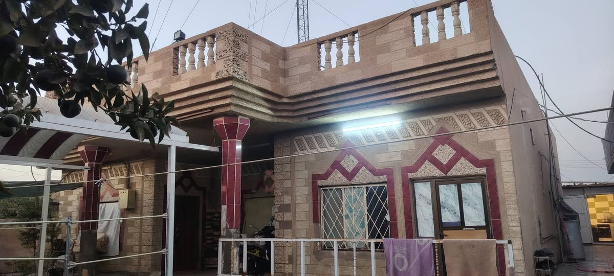 سلام عليكم دار للبيع عقد زراعي 117 مساحه البيت 400 + قطعه ارض 380 يتكون البيت من مطبخ خارجي +مطبخ داخلي +صاله +3غرف نوم احد الغرف سويت +استقبال +حمام السعر 150 قابل للتفاوض للاستفسار اتصل *********** مكان ابي غريب حميد شعبان
