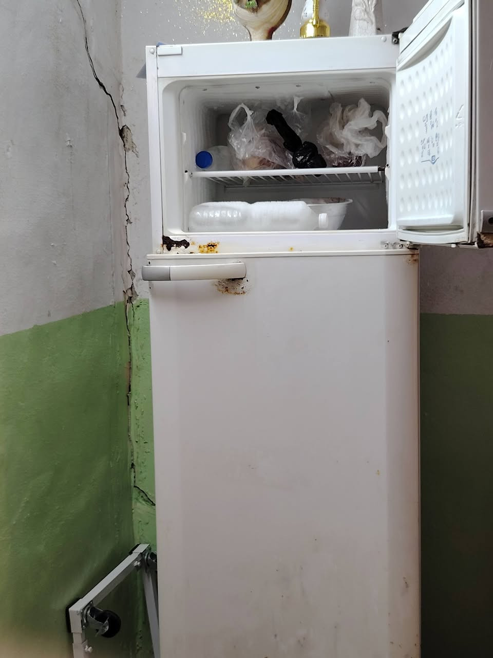 ثلاجه للبيع مستعمله مثل ما موضح بل صوره جمد فول لي يحب يقتنيها***********وتساب وخط

