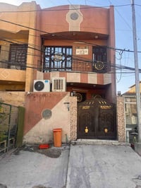 بيت 100م البيع  3 طوابق بكل طابق خدمات  عرض الشارع 20  4 غرف نوم.  مدخ...