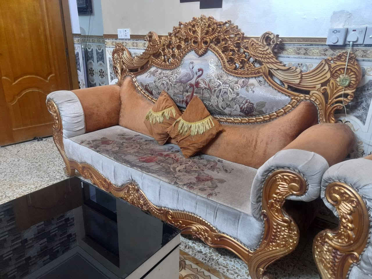 السلام عليكم 
للبيع 
تخم ملكي 👑 
عدد مقاعد 10 
مع طبلات عدد 5  وحدة كبيرة و4 صغار 

سعره:- 400 
مكانه:- بغداد الشعلة 
الرقم :- ***********
