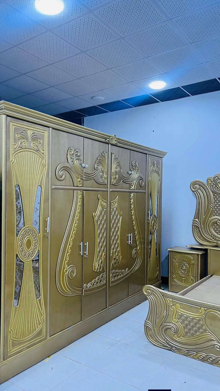 يوجد غرفة نوم توج خشب عراقي ثقيل لون نازك صبغ حراري متكونة من 5قطع هيا ودوشكها السعر 900العنوان الرمانة الاستفسار علرقم ***********
