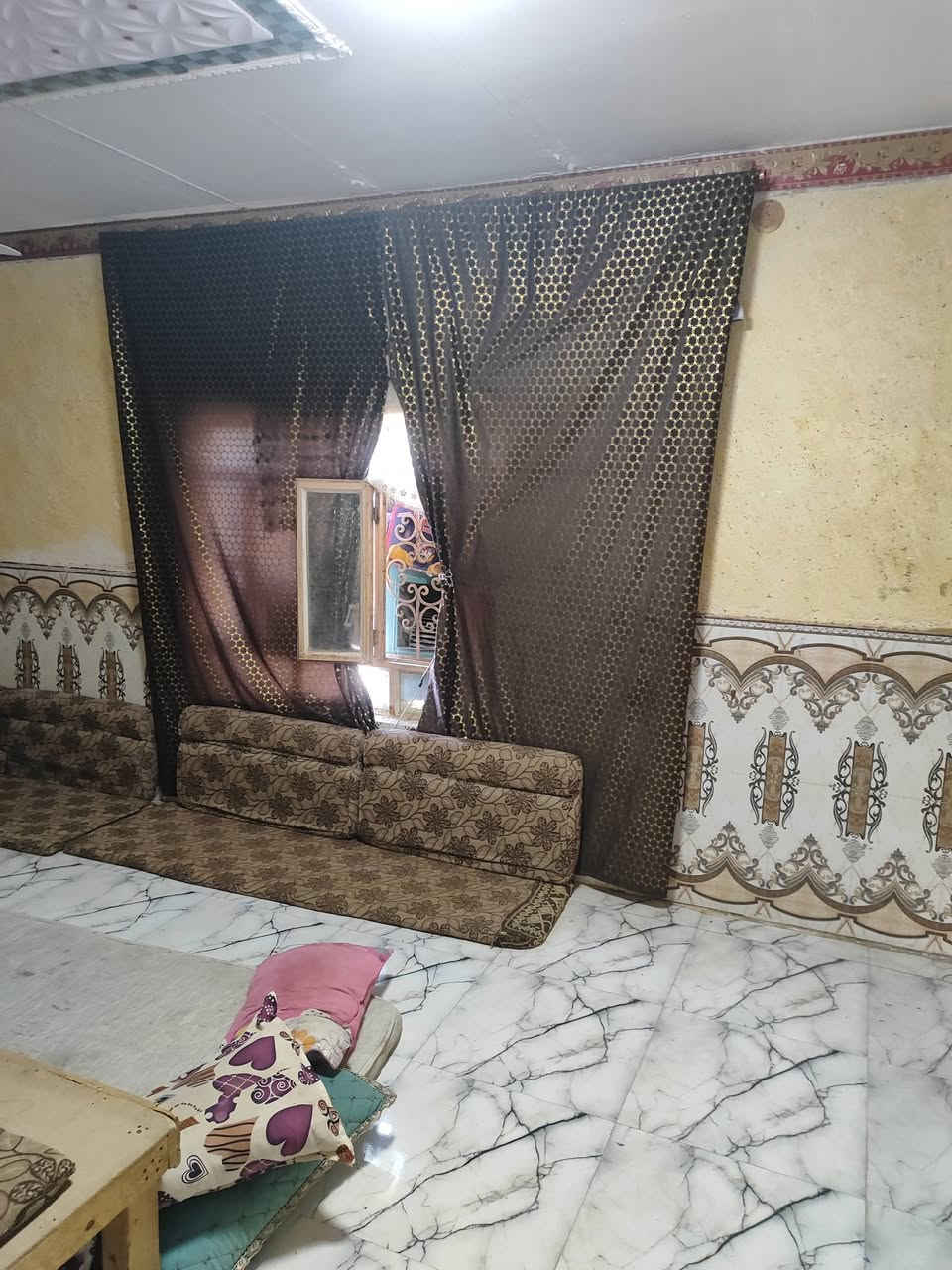 بيت للبيع • ٢٥٠م • غرفتين