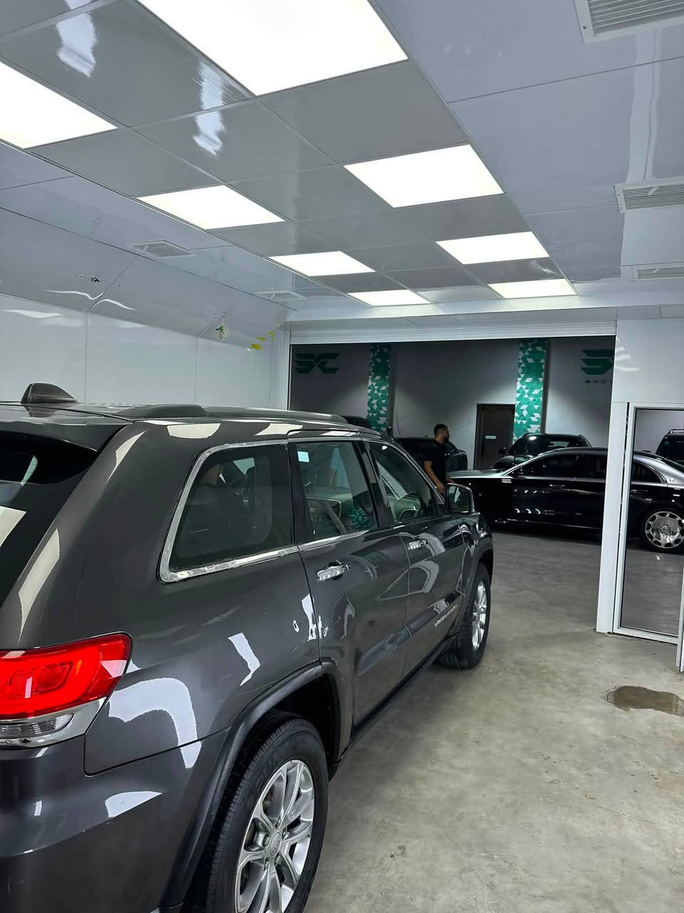 جيب كراند شيروكي 2015 لمتد
LIMITED | وارد أمريكي
رقم بغداد مشروع وطني
1C4RJFBG7FC143004
المواصفات:
• محرك 6 سلندر 3600
• فور ويل (4x4)
• ممشى 198 كيلو
• فتحة سقف
• مقاعد جلد
• تدفئة مقاعد أمامي + خلفي
• ستيرن تدفئة
• نقطة عمياء
• مرايا جانبية تعتيم أوتو
• إشارات بالمرايا
• كير طيارة
• شفتات بالستيرن
• ذاكرة وضعيات للمقعد
• مقاعد كهرباء
• باب صندوق كهربائي
• شاشة كبيرة
• مرايا قلاب
. مرايا هيتر
• حساسات خلفية
• لايتات زينون
• تشغيل عن بعد
٤٥ الميكانيك:
المحرك والكير بحالة ممتازة وما بيهم أي مشاكل على وضع الشركه.
ه* الملاحظات:
السيارة وارد أمريكي، بيها بنيد + جاملغ ايمين وخشم الجاملغ الأيسر وبيها طخه بالعراق ومتصلحه بالباب موضحه بالفيديو والايربك طاك.
السياره بيها ملاحظات بسيطة
 للاستفسار ***********  
 سعرها 163 وبيها جمال
وترهم مراوس
