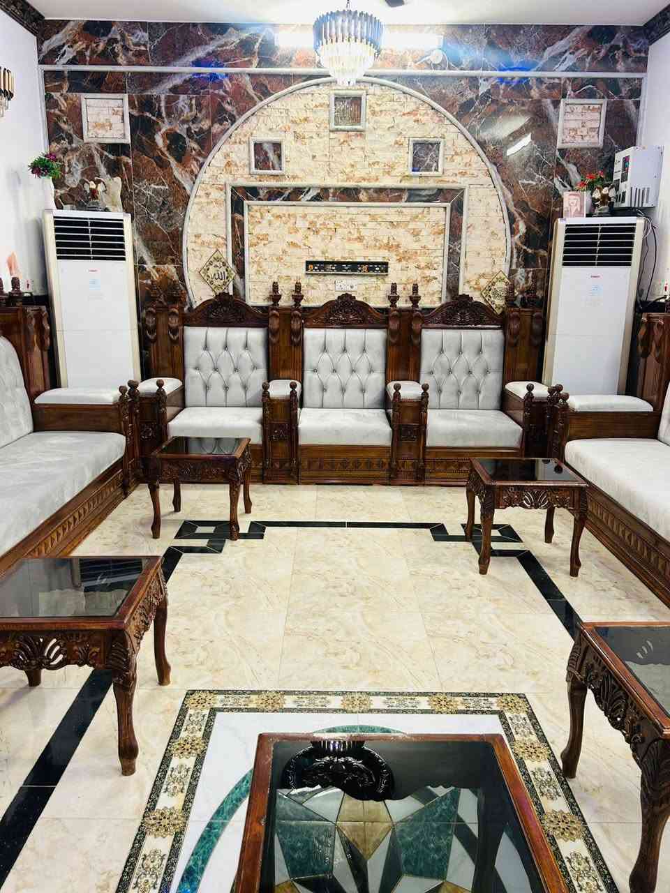 مساء الخير....
تم تسليم تخم ديوان للاخ العزيز وسام العجيلي في محافظة واسط قضاء الصويرة....
#شركة شيك والايهم للنجارة الحديثة واطخم القنفات اسم لامع في عالم النجارة الحديثة 
مواصفات العمل 
الداخل خشب جام روسي ابيض طبيعي وخشب ply wood 🪵 
الخارج خشب صاج 5 ملم مع نقوش زان مصري وصبغ بأرقى المواد الايطالية
القماش المستخدم دبل طبقة
الاسفنج دبل طبقة اكسترا ١٠ سم للمقعد و ٨ سم للظهر 
عنوان المعمل والمعرض الجديد 
بغداد مجمع بسماية السكني مجاور مستشفى الجامعة اللبناني 
وللاستفار أكثر يرجى الاتصال بنا على الارقام التاليه 
***********
***********
***********
