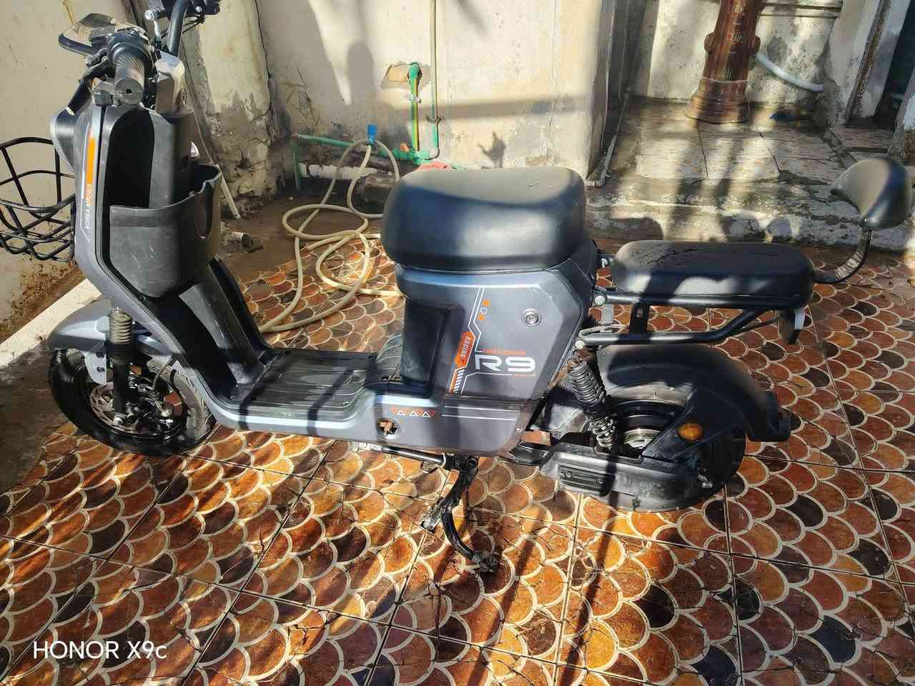 السلام عليكم 
دراجه شحن R9
5بطاريات 
فول مواصفات اشاير يمنه يسره دبل اشاره شغال كلوب عالي ناصي شغال نشره بريك فول سعر 500وبيه مجال اتصل وبيك خير ودلل *********** مكانه حله حمزه الغربي
