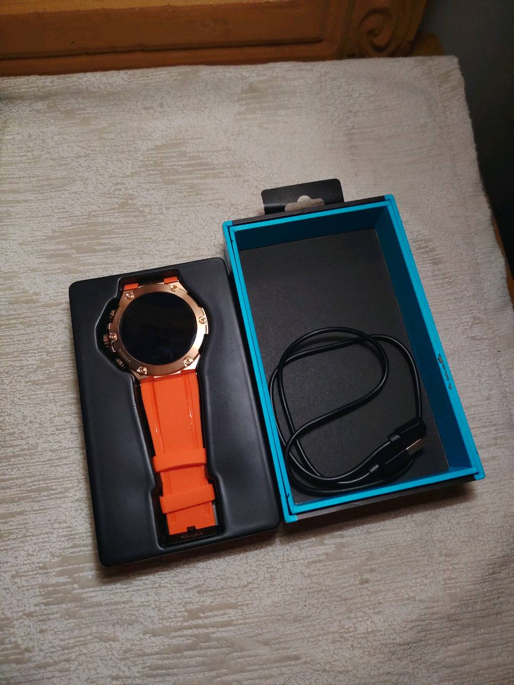 للبيع ساعة Infinix XWatch 3 GT 

ساعة أنيقة ورياضية، لون برتقالي 
 شاشة IPS قياس 1.53 إنچ بدقة 360×360 تدعم مكالمات Bluetooth 
قياس نبض القلب ونسبة الأوكسجين
بيها أكثر من 123 وضع رياضي
 مقاومة للماء والغبار IP68
 بطارية تدوم لحدود 10 أيام حسب الاستخدام
 تعمل مع تطبيق My Health
 أكثر من 200 واجهة للساعة
تحتوي على بوصلة وبارومتر
 Bluetooth 5.2

 موديلها Infinix XWatch 3 GT (XW3GT)

 الساعة نظيفة وحالتها ممتازة فقط مفتوحة وشاحنتها تجي وياها

 السعر ١٠٠,٠٠٠ وبيها مجال بسيط