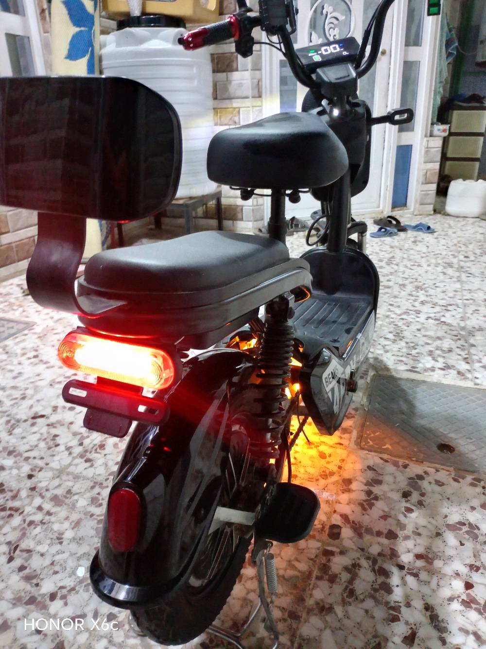 🚲 دراجة شحن حجم 14 للبيع
🏷️ شركة i2iKE بنز هابي
💰 السعر 240 قفل

⚠️ مو شراي لا تعبني وتكسر بالسعر

📋 المواصفات:

- 🔑 سويج تشغيل عدد 2، بصمة عدد 2، مفتاح صندوق البطاريات 2، مفتاح قفل ويل خلفي
- ⚖️ تحمل 120 كيلو
- 🛑 بريك بنز أمامي خلفي
- 💡 ضوء عالي ناصي
- 🔄 إشارة يمين يسار
- ⚙️ 4 نمرة ومثبت سرعة
- 🚨 إنذار سرقة
- 🔋 بطاريات عدد 4، 48W
- ⚡ ملف نحاس 100%، سرعة 35 حقيقي، 500W
- 📢 هورن
- 🔊 بلوتوث صوت عالي
- 🛞 أربع دبلات: 2 أمامي، 2 خلفي
- 📟 شاشة ديجتال تعرض الشحن والمسافة والفولتية والأعطال والسرعة
- 🔋 تمشي بالشحنة الوحدة من 25 إلى 30 كيلو حسب السرعة
- 💡 LED: واحد عاطل والثاني شغال
- 📱 ستاند موبايل

📍 العنوان: النجف، كوفة، السهلة، شارع معمل الدبس.

📲 للتواصل واتساب فقط: ***********

........................................................

السلة طاگة والمراية اليمنة طايحة، موجودات عندي.
شخوط قليلة متأثر.