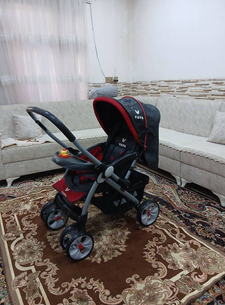 عارەبانەی مناڵان ئەوروپیە شەریکەی vava یە ، حەجم گەورە و تایە گەورەیە زۆر تۆکمەیە تاوەزنی 40 کیلۆ هەڵەگرێت ، تایە و ئیستۆپی مەزبوتە ، دەسکی دو ئاڕاستەیە ئەتوانی مناڵەکە ڕوبکەیتە خۆت ، قایشی بەستنەوەی چوارلای هەیە ، کورسیەکەی تەواو تەختەکرێ بۆخەوتن و شوێن قاچەکەی بەرز ئەکرێتەوە ، ژێرێکی گەورەی پێوەیە بۆشت هەڵگرتن ، لێخوڕینی زۆر خۆشە و کەم بەکارهاتوە ، مێزی پێوەیە و یاری پێوەیە یاریەکەی مۆسیقای هەیە و مۆسیقاکەشی ئیشدەکات و چەندین مۆسیقای تیایە
خاوەنەکەی145هەزاری پێداوە سعری ئێستای زۆر گونجاوە و قفڵی 75 هەزارە بێ معامەلە
سلێمانی ، گەیاندن هەیە*********** السليمانية, العراق

