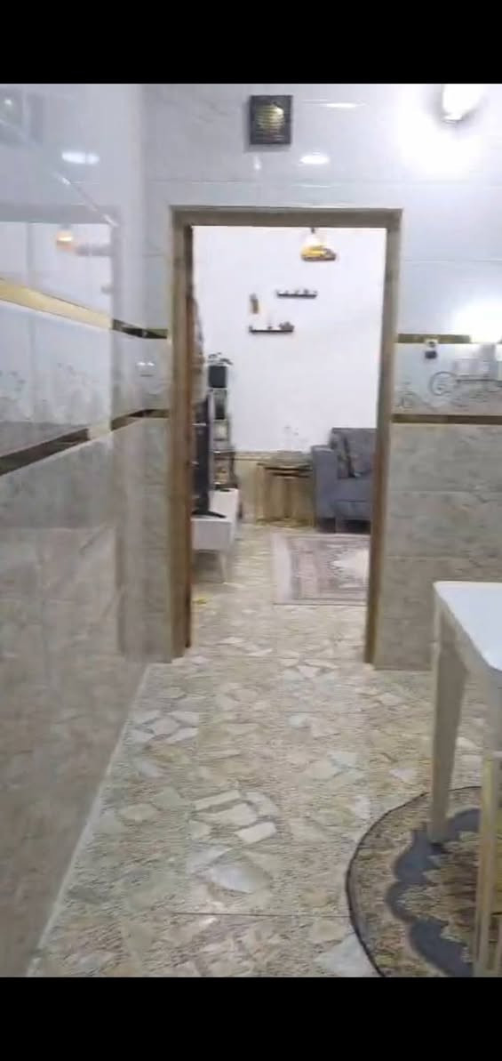 دار٥٠ مربع طابقين حي النداء قريب لشارع بيتي
طابق ثاني ٢ غرف نوم وصاله 
بناء درجه اولى طابوق جمهورري بناء صب مركزي 
السعر٥٥ مع المجال قابل للتفاوض (***********)
