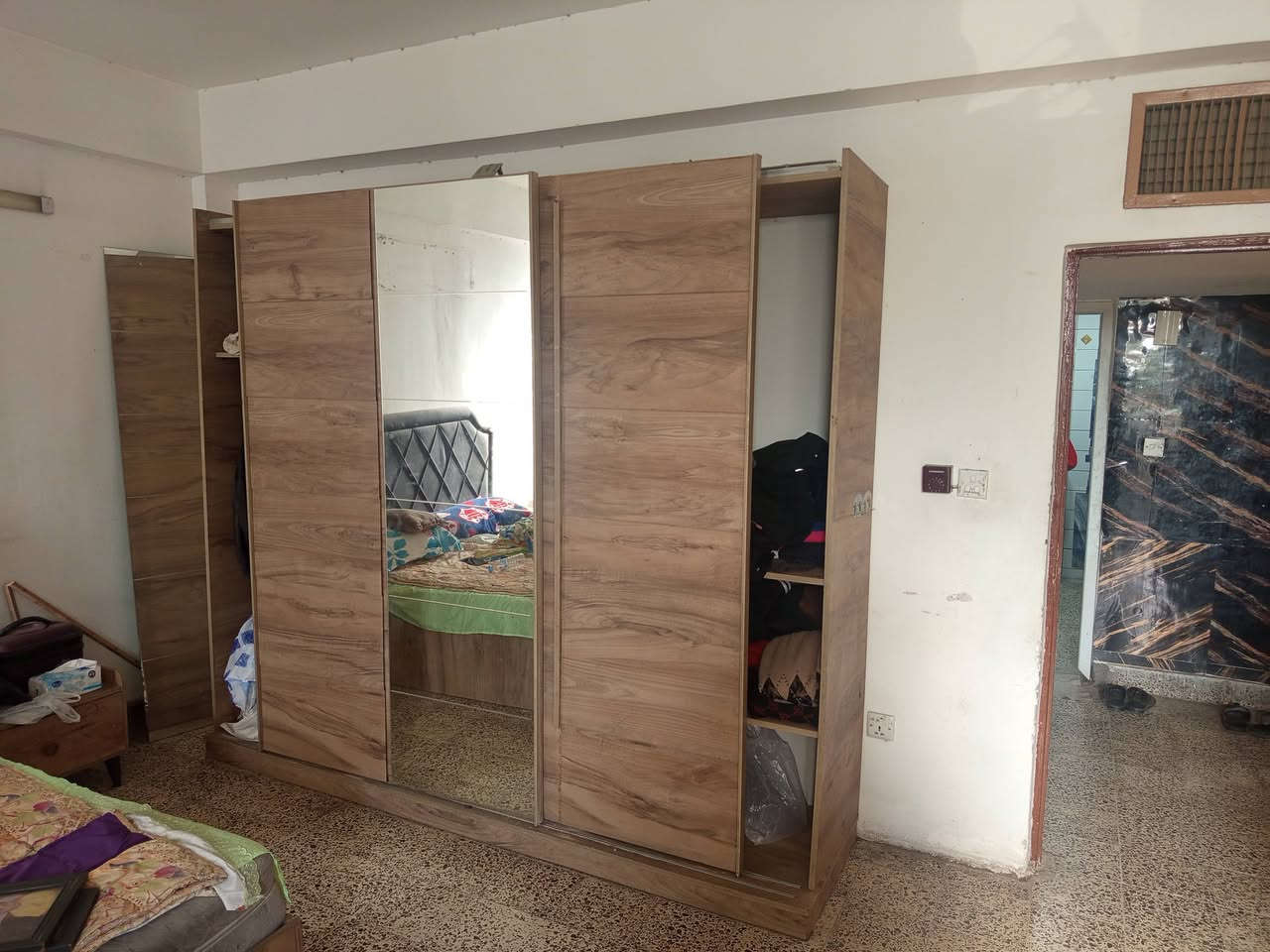 سلام عليكم اخواني عدي غرفه بأكملها للبيع هاذا رقمي بي واتساب ***********

