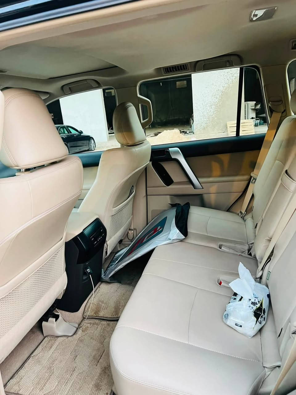 برادو  TX.S 
2023
SAS
مستخدم  عداد 100 الف km
حجم المحرك V6 
مفتاح التشغيل بصمة
فتحة سقف سلايد روف
‏ABS
فور ويل 
شاشة اصلي
كامرا دوارة
حساسات امامية
حساسات خلفية
لايت زينون + LED
كشافات زينون
بك لايت LED
مقود جلد
مثبت سرعة
المودات والاوامر الصوتية
حركة المقاعد الاماميه كهرباء 
مقاعد عدد 7
مقاعد جلد
تبريد شاشة
ثلاث قطع تبريد
ثلاجة
شاشة لتحكم التبريد الخلفي
اشاير بالمري والمري كهرباء 
السعر 43000 الف دولار

***********
‎‏‎

‏
