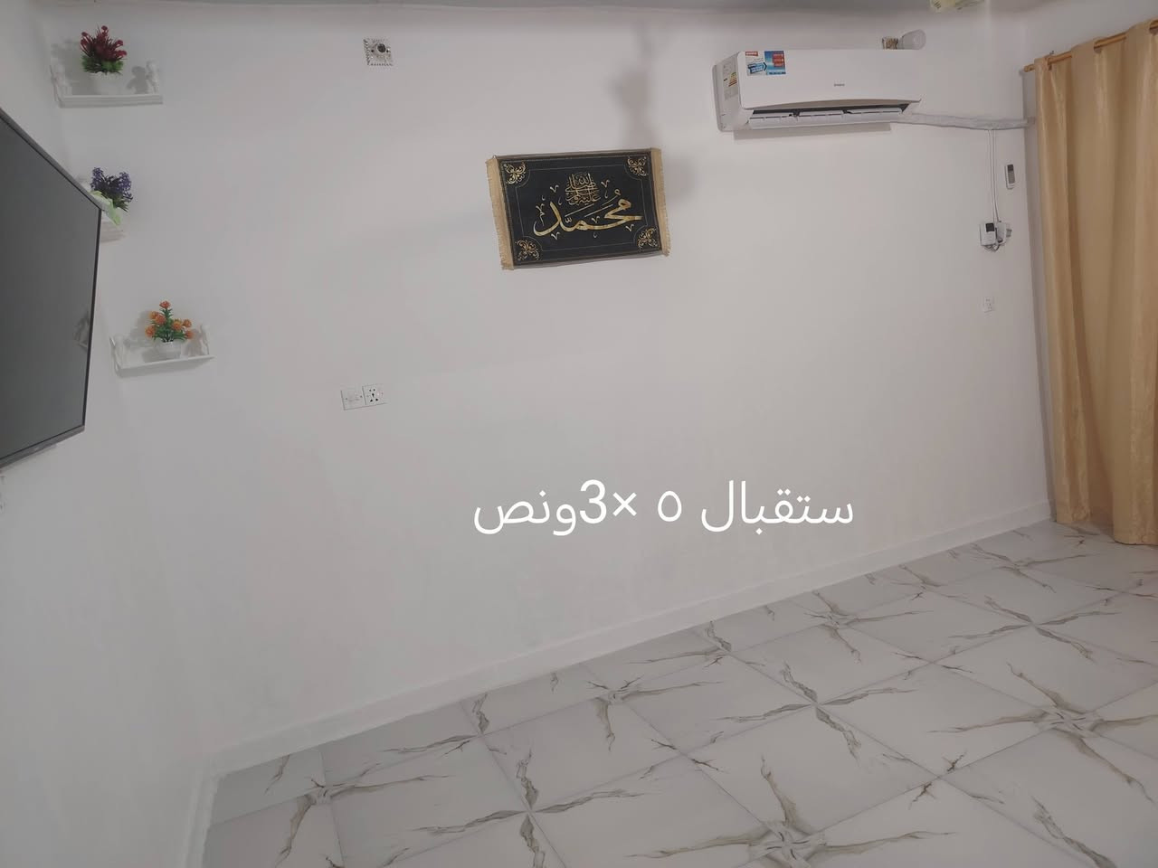 بيت مناسب للبيع على طريق المطار خلف حسينيه عبد العظيم من يم نزلة اهل المخضر مساحه البيت ١١٠ م يبعد عن طريق الشارع ٦٠٠م منطقه سكنيه متوفر ماء كهرباء وخط مولد عرض الشارع ١٠م للأستفسار اتصل على الرقم *********** واتساب
