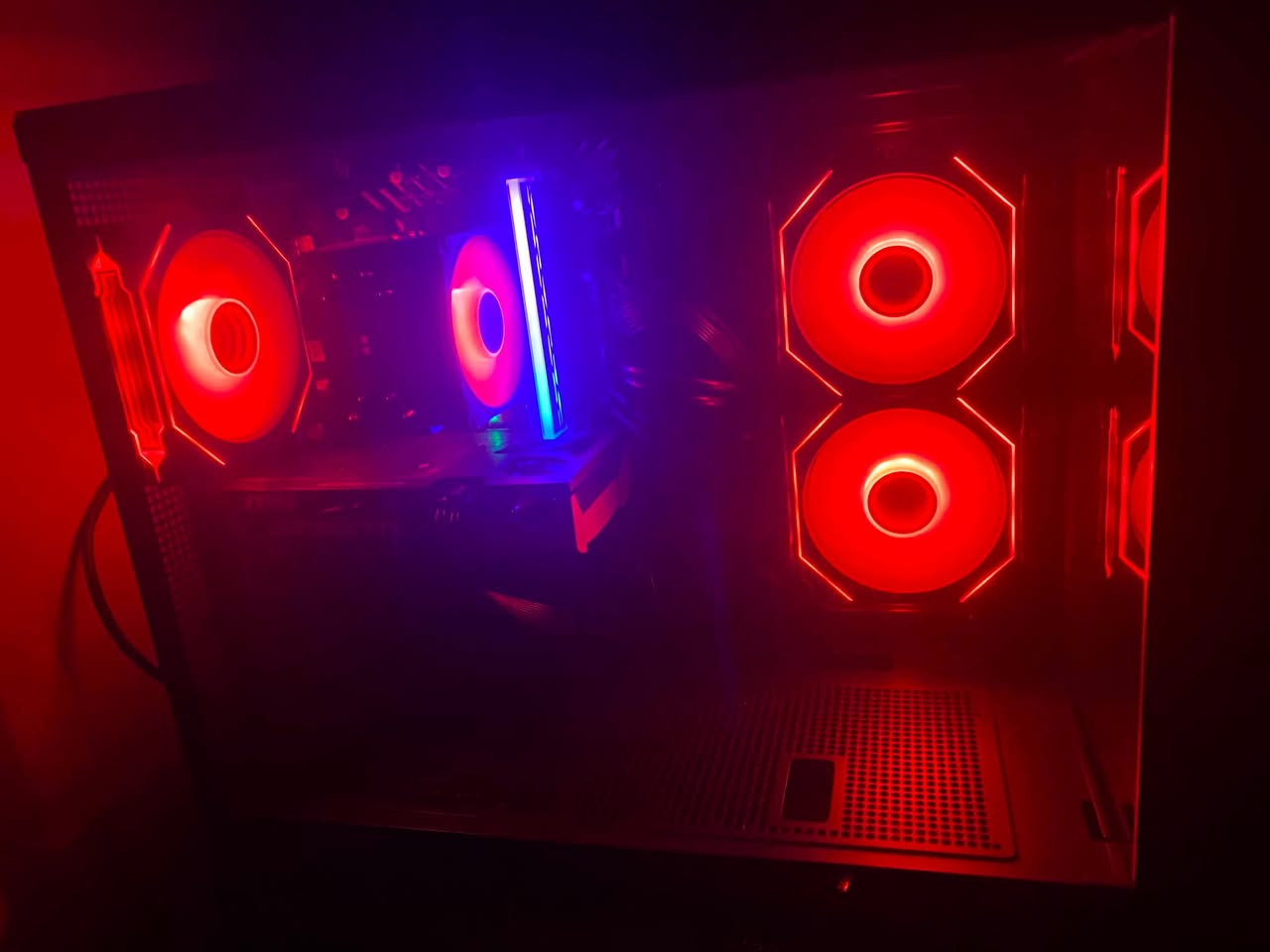 ⸻
🔥 للبيع PC Gaming Setup كامل بحالة ممتازة مع جميع الكارتونات والملحقات 🔥

المواصفات:

* 🎮 كرت شاشة: MSI GeForce RTX 5060 Ventus 2X OC

* ⚙️ المعالج: انتل كوراي الجيل الخامس 14600

* 🧠 الرام: 16GB DDR4

* 🖥️ اللوحة الأم: ASUS PRIME H610M-K D4 ARGB

* 🔋 مزود الطاقة: Thermalright TB 650W 80+ Bronze (ATX 3.0)

1T:مساحه تخزين

* 💡 كيس RGB مع مراوح وإضاءة ARGB.

مع يد اكسبوكس كيم سير

✅ جميع الكارتونات الأصلية موجودة.

✅ جميع الملحقات موجودة.

✅ الجهاز نظيف جدًا وجاهز للاستخدام مباشرة.

✅ مناسب للألعاب الحديثة، التصميم، والمونتاج.

✅ سبب البيع: عدم الاستعمال

💰السعر: مليون و٣٠٠

📩 للتواصل خاص.

***********

⸻

