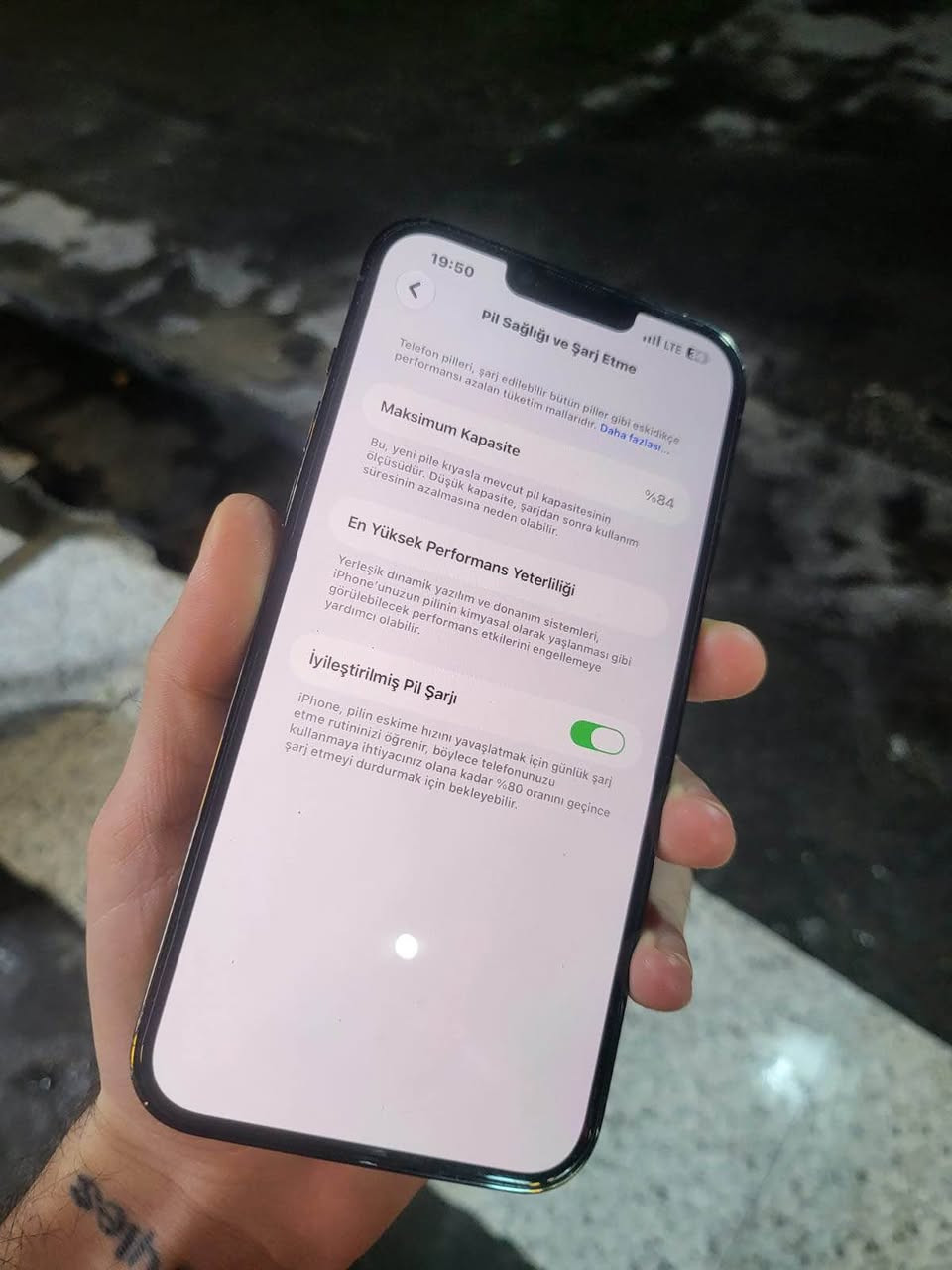 iPhone 13 pro max 
Zakire 128gb 
Battary 84
1sim esim 
%90 xawena bashart 
Ba zamani hawaw comptr mali dosta 
Nrxi 650 hazar maqamlay kam brayana musteri tel bka *********** 
La hawler 5 hasarok geandn niya أربيل, العراق

نص مكتوب في الصور:
- 19:50
- Pil Sağlığı ve Şarj Etme
- Telefon pilleri, şarj edilebilir bütün piller gibi eskidikçe performansı azalan tüketim mallarıdır. Daha fazlası...
- Maksimum Kapasite
- Bu, yeni pile kıyasla mevcut pil kapasitesinin ölçüsüdür. Düşük kapasite, şarjdan sonra kullanım süresinin azalmasına neden olabilir.
- %84
- En Yüksek Performans Yeterliliği
- Yerleşik dinamik yazılım ve donanım sistemleri, iPhone'unuzun pilinin kimyasal olarak yaşlanması gibi görülebilecek performans etkilerini engellemeye yardımcı olabilir.
- İyileştirilmiş Pil Şarjı
- iPhone, pilin eskime hızını yavaşlatmak için günlük şarj etme rutininizi öğrenir, böylece telefonunuzu kullanmaya ihtiyacınız olana kadar %80 oranını geçince şarj etmeyi durdurmak için bekleyebilir.
