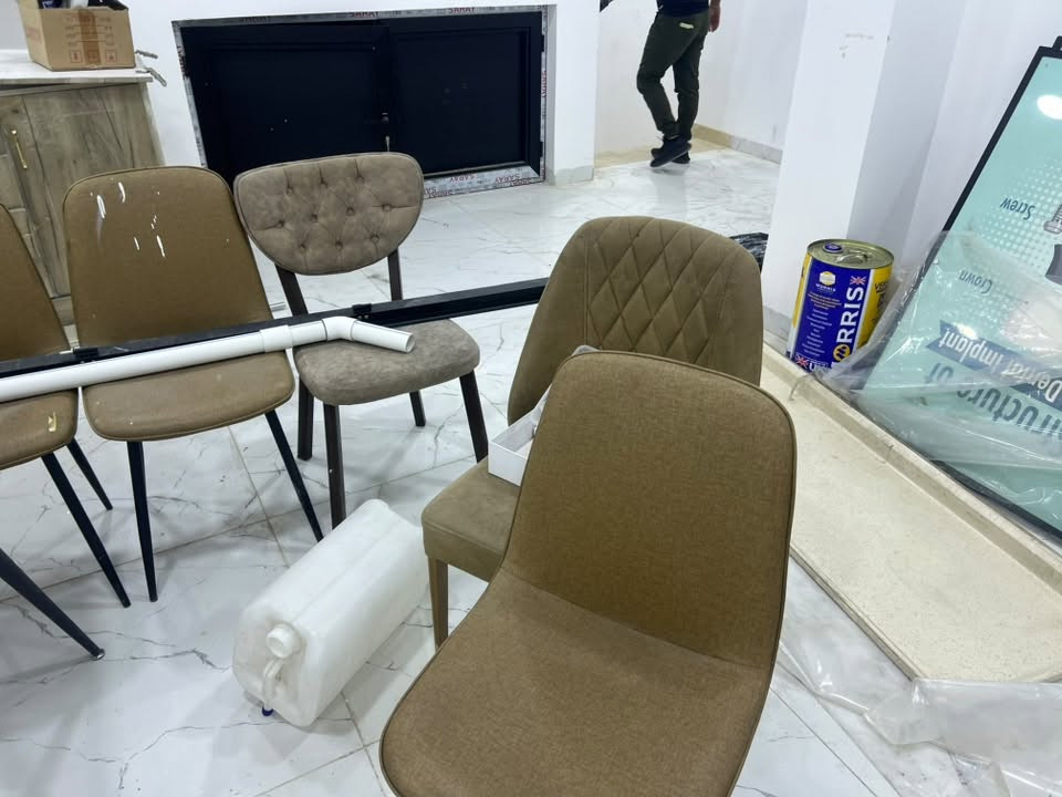 ميز و٤ كراسي للبيع
***********

