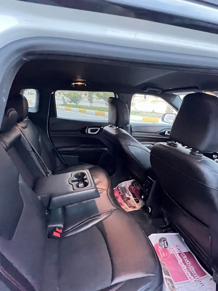 Jeep
كومبارس 24
كتاب شهداء مرقم وجاهز
فول موصفات + 4x4
تبريد +كشن جلد
تحكمات ستيرن
شاشة عرض
كامره HD
تحكم مري جانبيه ورادارات
لايت زنون + حساسات 
ماشيه 22km 

ضرر: باب وجمالغ سايق
سعر 165 وبيه مجال لشراي
تواصل : *********** واتساب.
