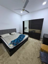 🏡 شقة طابق أرضي معزولة للإيجار مؤثثة بالكامل، غرفتا نوم، صالة، مطبخ، و...