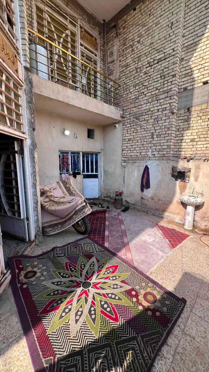 الدار للبيع طابوو 
العنوان 📍حي القاهره الثانيه 
المساحه 200متر طابقين
الطابق جوه غرفتين وصاله ومطبخ واستقبال
والطابق الثاني 3غرف وصاله ومطبخ 
للعلم الطابق ثاني بناء حديث الستفسار اتصال عل رقم 
***********
