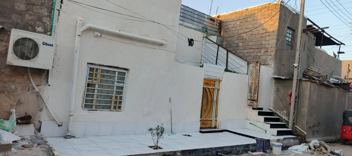 سلام عليكم بيت ميه مخمسين متر طبقين طابق الولد قرفتين وصاله كلش كبيره وحمام دخلي وموزع ومطبخ كلش اربعه بتلاثه وديون عشر مترات وطارمه وطبق ثاني قرفتين وهول سبعه متر ومطبخ وحمام وتوليت درجه خرجي مجر 250 ثني بيت عله ركن كلش مرتب البيت سعره 85وبيه مجال مكاني الحيانيه شارع ستين عله المستطيل رقمي ***********
